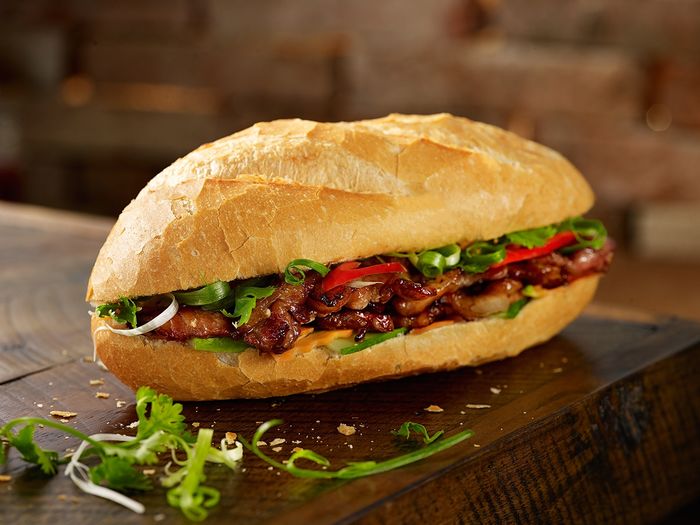 Bánh mì đường phố: Đà Lạt ăn với xíu mại, Sài Gòn kẹp thịt nướng