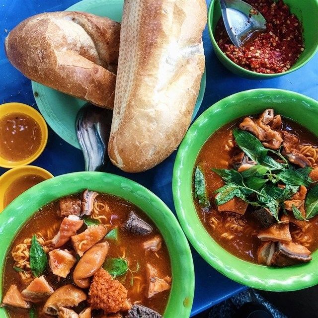 Bánh mì đường phố: Đà Lạt ăn với xíu mại, Sài Gòn kẹp thịt nướng