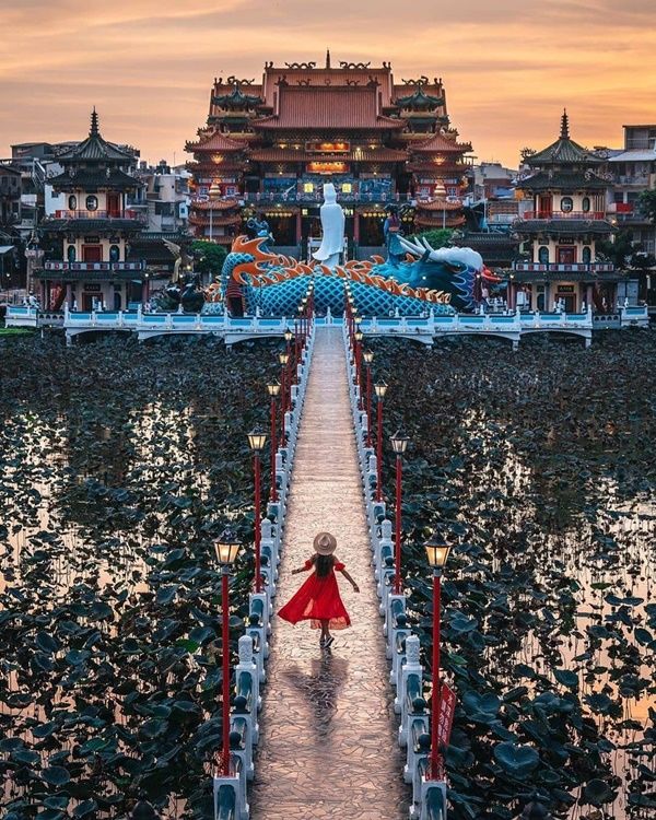 Đền Wat Samphran, hang động Batu... địa điểm sống ảo độc đáo ở châu Á
