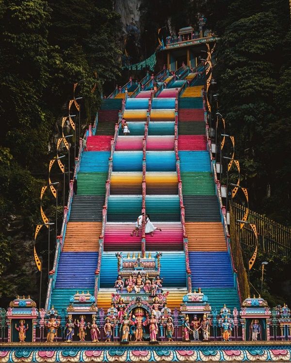 Đền Wat Samphran, hang động Batu... địa điểm sống ảo độc đáo ở châu Á