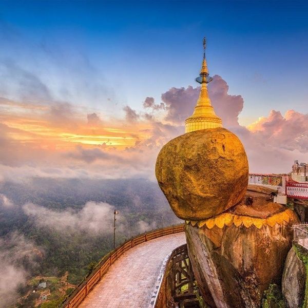 Đền Wat Samphran, hang động Batu... địa điểm sống ảo độc đáo ở châu Á