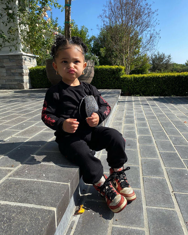Diện mẫu túi sản xuất ở Việt Nam: Con gái Kylie cân hết Rosé, Chi Pu