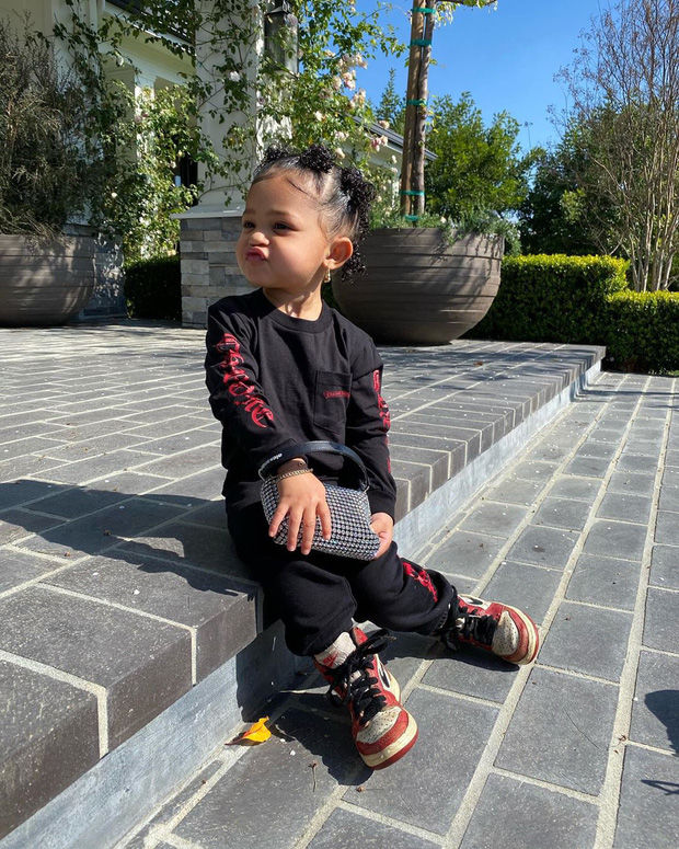 Diện mẫu túi sản xuất ở Việt Nam: Con gái Kylie cân hết Rosé, Chi Pu