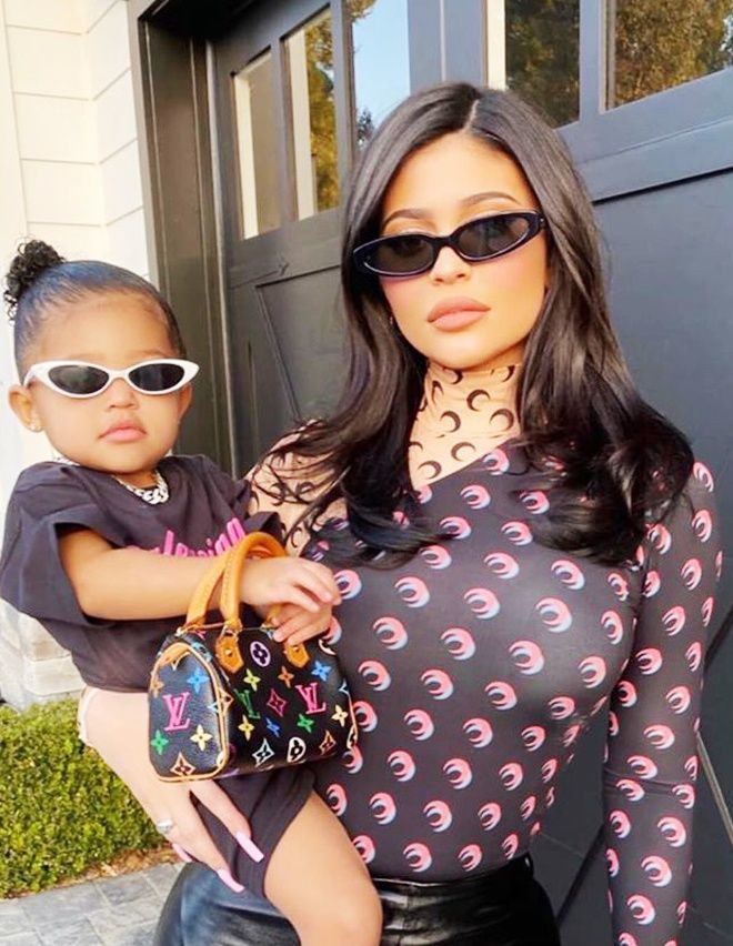 Diện mẫu túi sản xuất ở Việt Nam: Con gái Kylie cân hết Rosé, Chi Pu