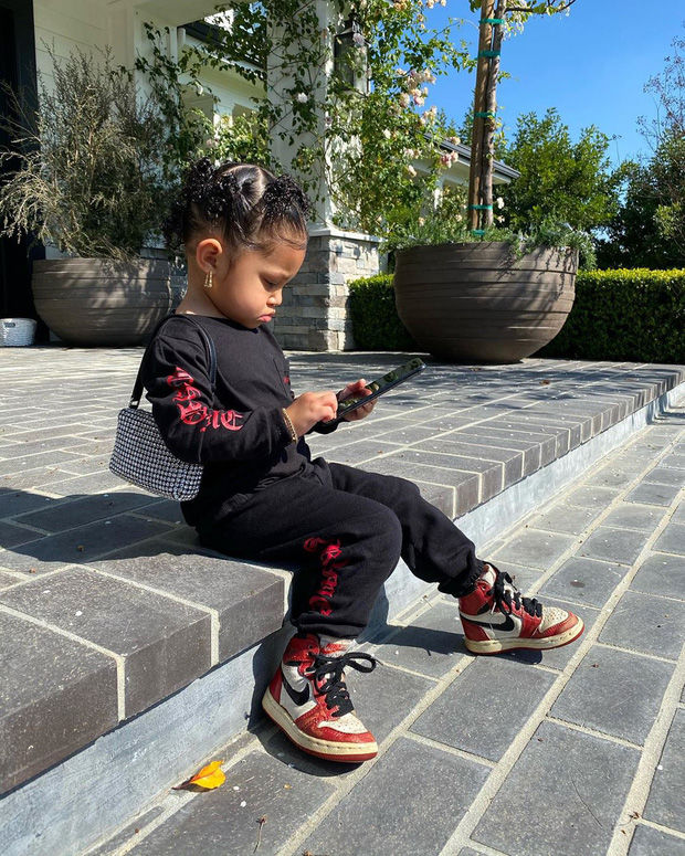 Diện mẫu túi sản xuất ở Việt Nam: Con gái Kylie cân hết Rosé, Chi Pu