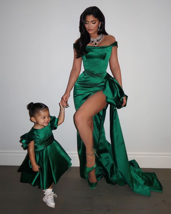 Diện mẫu túi sản xuất ở Việt Nam: Con gái Kylie cân hết Rosé, Chi Pu