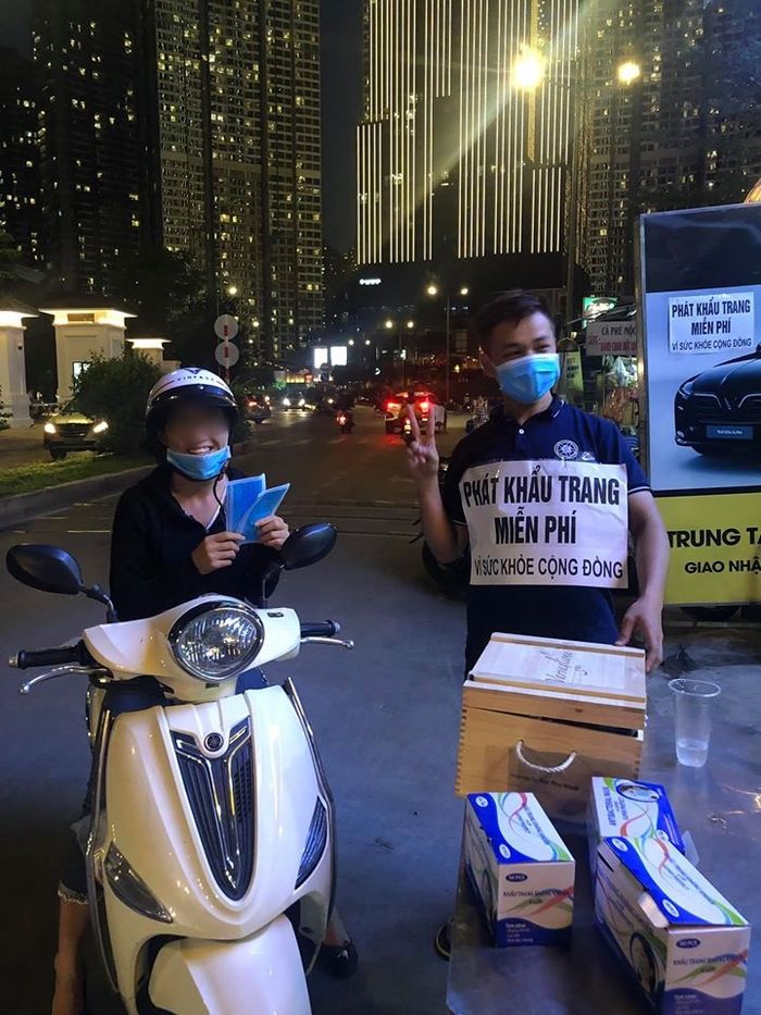 DJ Trang Moon cùng bạn bè tiến hành phát khẩu trang miễn phí