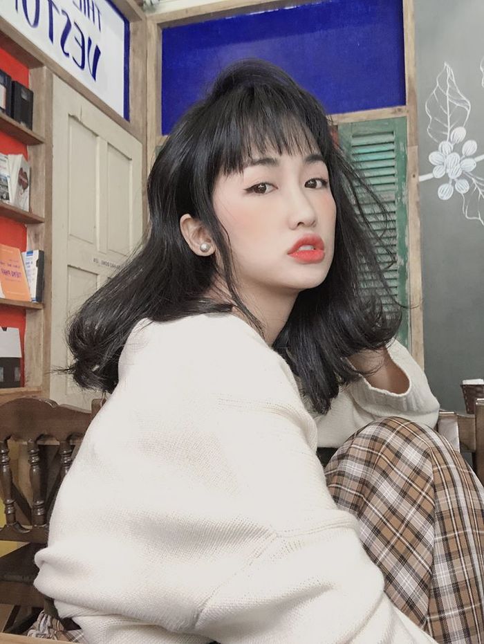 DJ Trang Moon cùng bạn bè tiến hành phát khẩu trang miễn phí