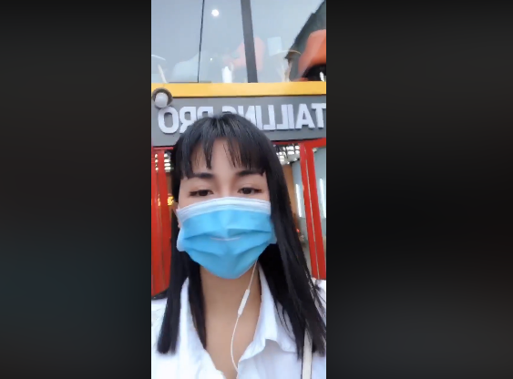 DJ Trang Moon cùng bạn bè tiến hành phát khẩu trang miễn phí