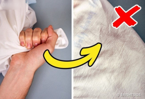 Nắm chặt vải, kéo dãn đường may giúp chị em tránh mua phải quần áo dởm