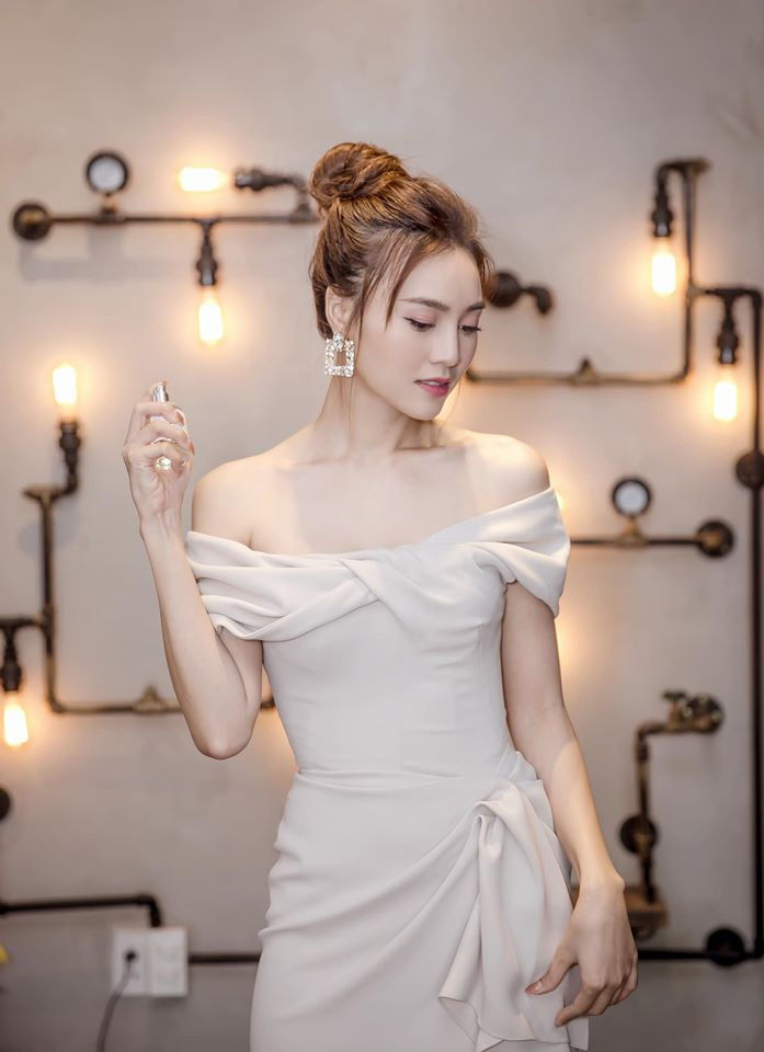 Thanh Hằng trẻ như gái đôi mươi, Khánh Vân khoe ảnh ngày ấy và bây giờ