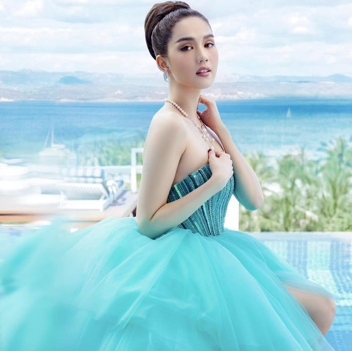 Thanh Hằng trẻ như gái đôi mươi, Khánh Vân khoe ảnh ngày ấy và bây giờ