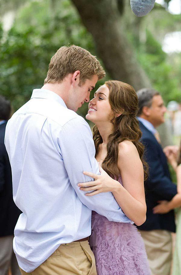 Dự chung sự kiện hậu ly hôn: Miley Cyrus thả rông, Liam trầm ngâm