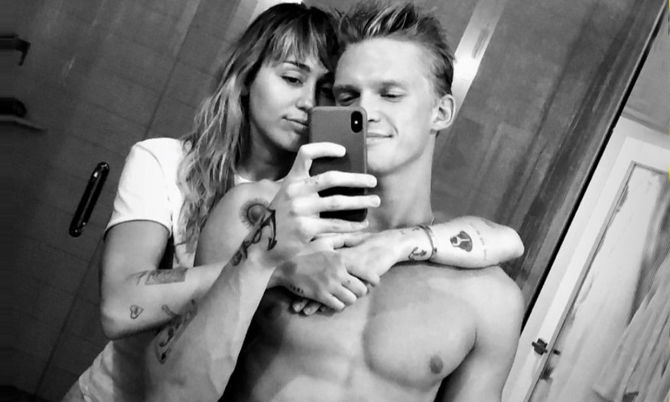 Dự chung sự kiện hậu ly hôn: Miley Cyrus thả rông, Liam trầm ngâm