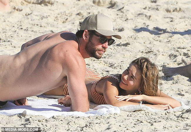 Dự chung sự kiện hậu ly hôn: Miley Cyrus thả rông, Liam trầm ngâm