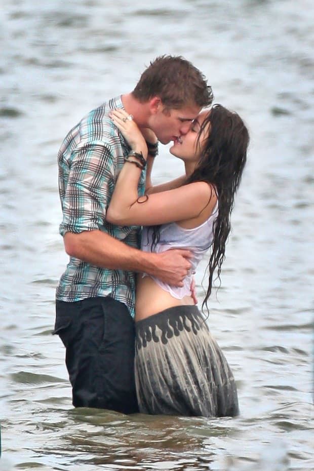 Dự chung sự kiện hậu ly hôn: Miley Cyrus thả rông, Liam trầm ngâm