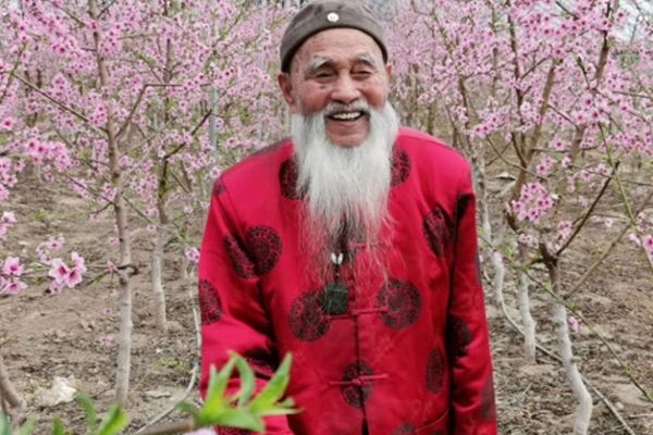 Em gái 97 tuổi khóc nức nở vì được anh trai 104 tuổi lặn lội tới thăm