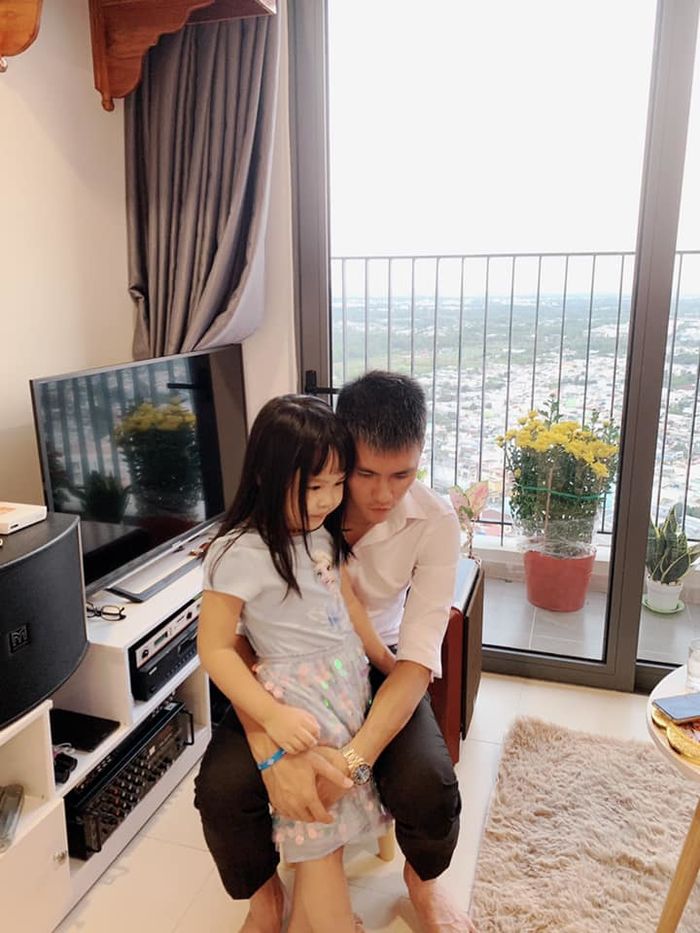 Em gái Công Vinh tuân thủ quy tắc che mặt khi chụp hình cùng Bánh Gạo