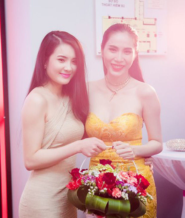 Em gái Công Vinh tuân thủ quy tắc che mặt khi chụp hình cùng Bánh Gạo