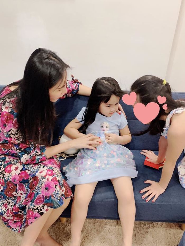 Em gái Công Vinh tuân thủ quy tắc che mặt khi chụp hình cùng Bánh Gạo