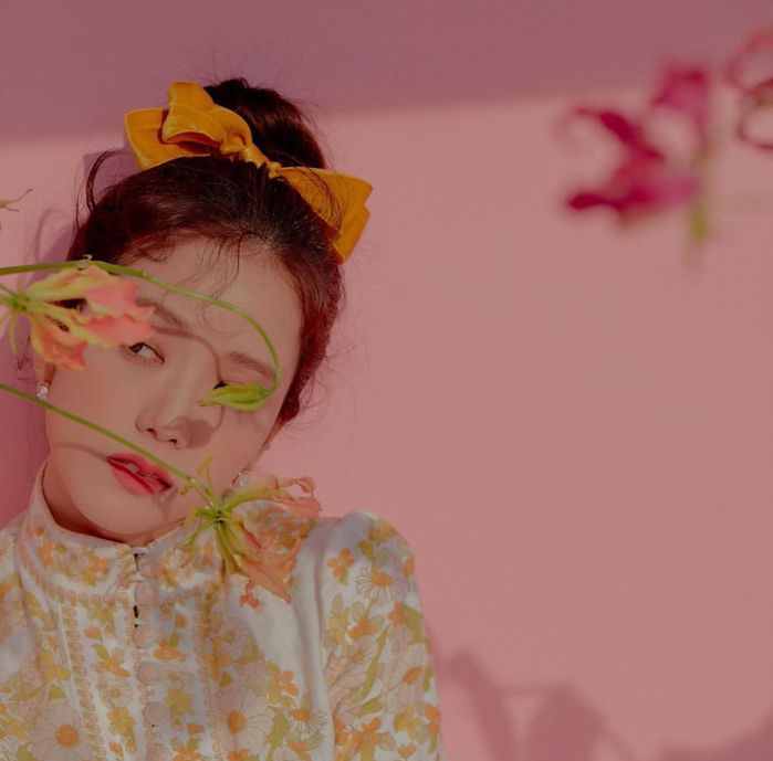 Sao Kpop sủng băng đô, chun cột tóc nơ to: Irene, Lisa đua nhau diện