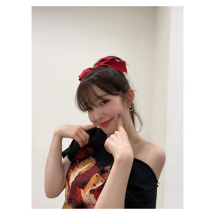 Sao Kpop sủng băng đô, chun cột tóc nơ to: Irene, Lisa đua nhau diện