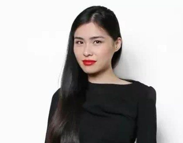 Cô gái thường dân nên duyên với hoàng tử Bỉ khi đang bán hàng
