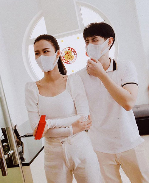 Ảnh hot Sao Việt: Vợ chồng Đông Nhi đeo khẩu trang kín mít