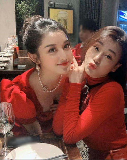 Vợ chồng Hari Won đi du lịch, Hoàng Oanh rạng rỡ khi được chồng bế