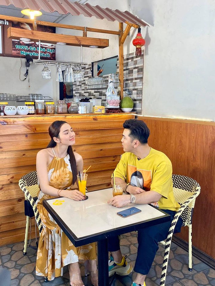 Gia đình Hoa dâm bụt hội ngộ Hương Giang, Ngọc Trinh khoe quà 14/2