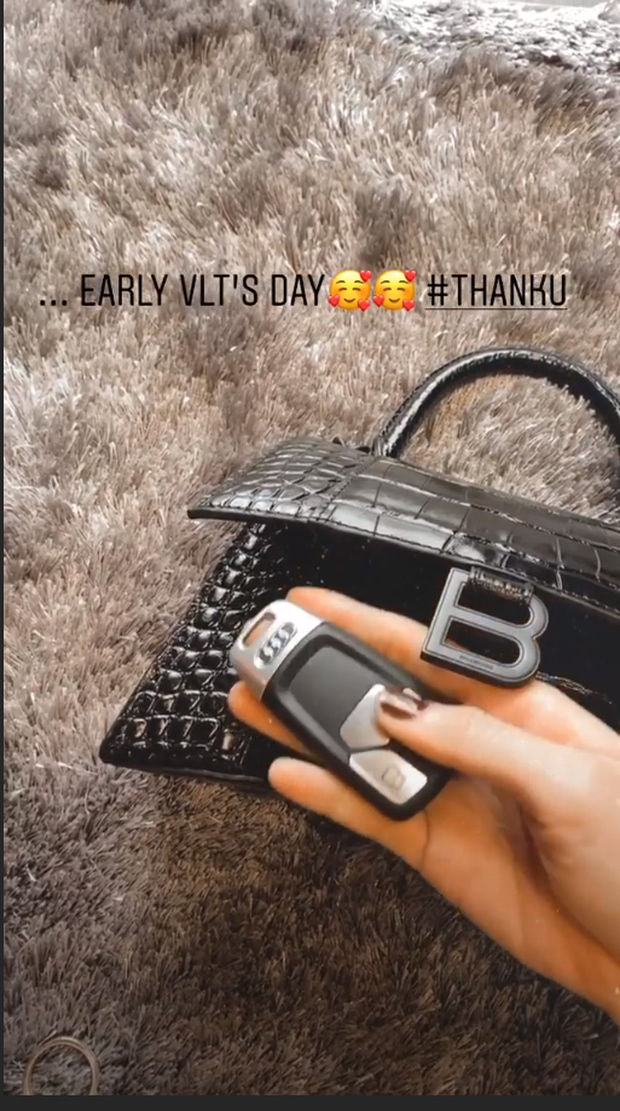 Gia đình Hoa dâm bụt hội ngộ Hương Giang, Ngọc Trinh khoe quà 14/2