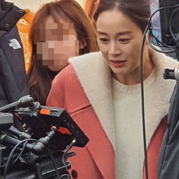 Nhan sắc của Kim Tae Hee khi bị chụp lén khiến fan giật mình