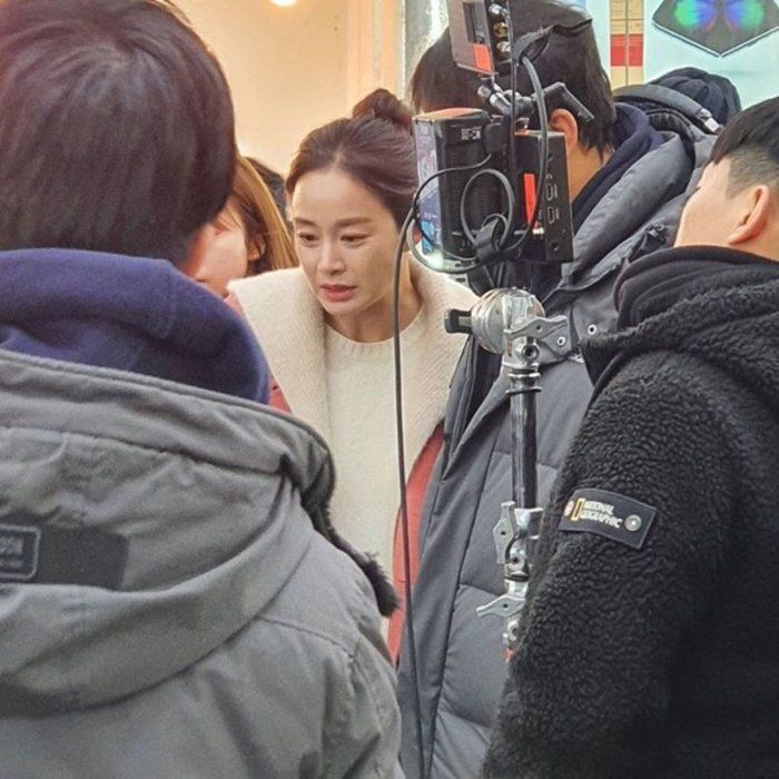 Nhan sắc của Kim Tae Hee khi bị chụp lén khiến fan giật mình
