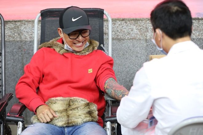 Giữa dịch nCoV: Hoàng Bách, Tuấn Hưng đi hiến máu