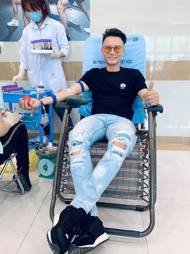 Giữa dịch nCoV: Hoàng Bách, Tuấn Hưng đi hiến máu