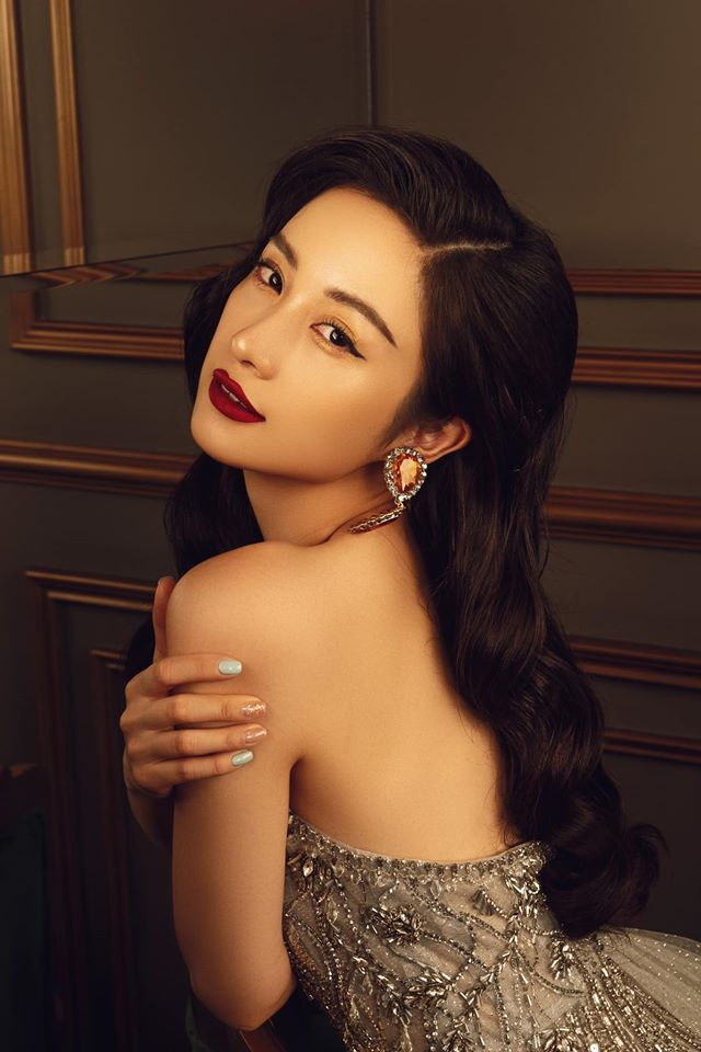 Hà Hồ gây hiểu lầm khi diện áo nude, Cường Đôla được vợ mừng sinh nhật