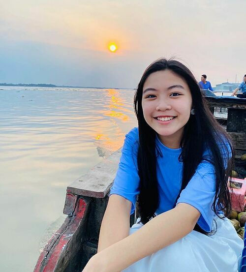 Hari Won mừng sinh nhật ông xã, Sơn Tùng khoe ảnh lộ hình xăm