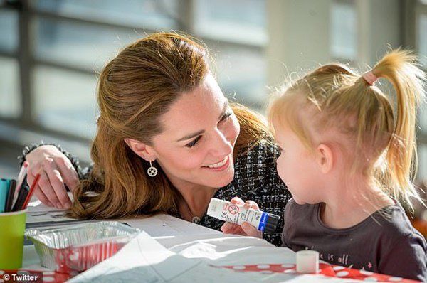 Hé lộ lý do Công nương Kate không đeo nhẫn kỷ vật của mẹ chồng quá cố