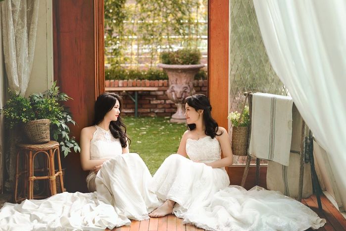 Hình ảnh đẹp như mơ trong đám cưới của cặp đôi đồng giới Hàn Quốc