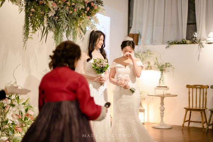 Hình ảnh đẹp như mơ trong đám cưới của cặp đôi đồng giới Hàn Quốc