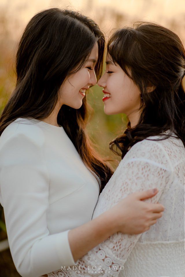 Hình ảnh đẹp như mơ trong đám cưới của cặp đôi đồng giới Hàn Quốc
