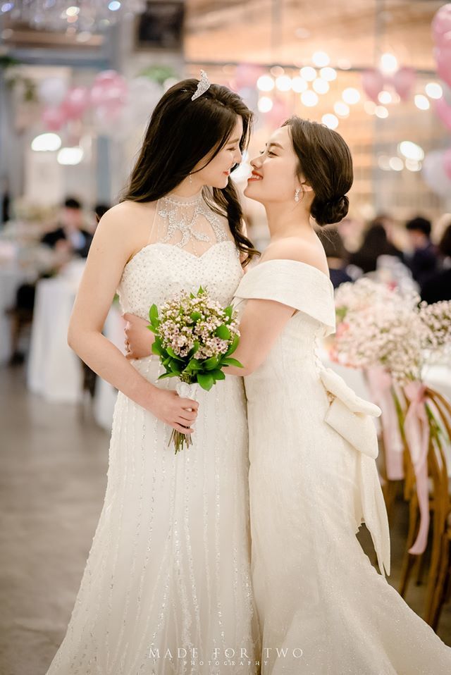 Hình ảnh đẹp như mơ trong đám cưới của cặp đôi đồng giới Hàn Quốc