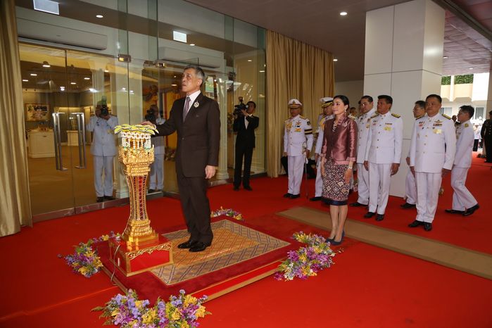 Hoàng hậu Thái Lan ngày càng xinh đẹp và ghi điểm trước công chúng