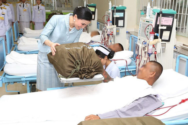 Hoàng hậu Thái Lan ngày càng xinh đẹp và ghi điểm trước công chúng