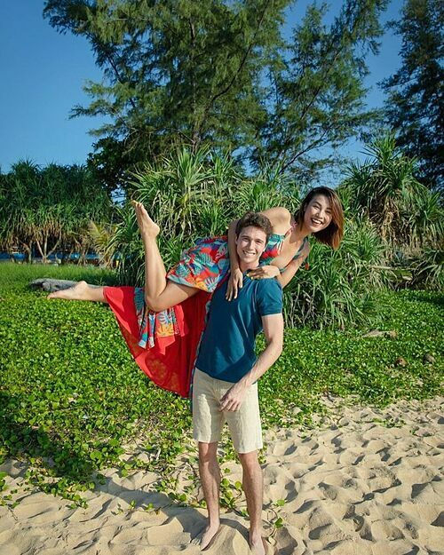 Vợ chồng Hari Won đi du lịch, Hoàng Oanh rạng rỡ khi được chồng bế
