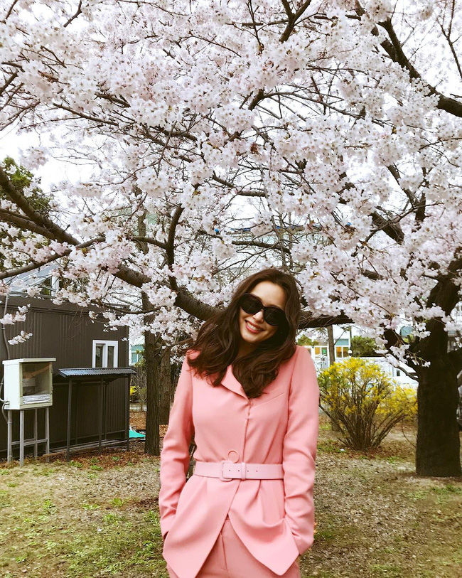 Học sao Hàn cách diện đồ hồng đi chơi Valentine sang mà không sến