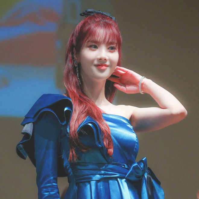 Sao Kpop sủng băng đô, chun cột tóc nơ to: Irene, Lisa đua nhau diện