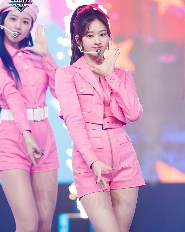 Sao Kpop sủng băng đô, chun cột tóc nơ to: Irene, Lisa đua nhau diện