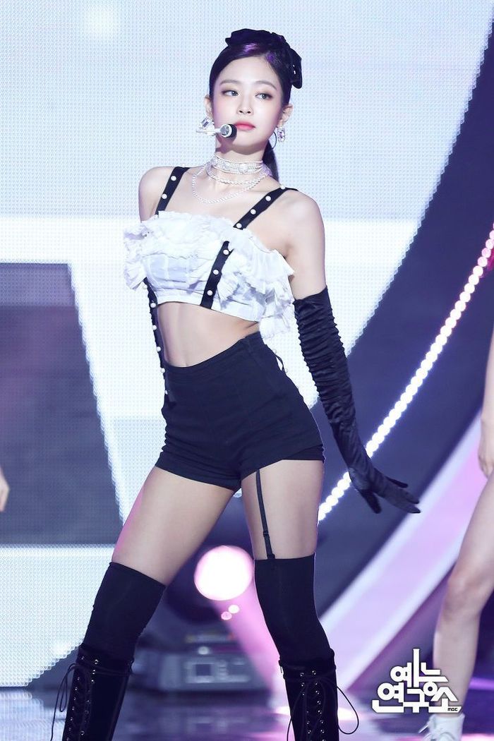 Sao Kpop sủng băng đô, chun cột tóc nơ to: Irene, Lisa đua nhau diện