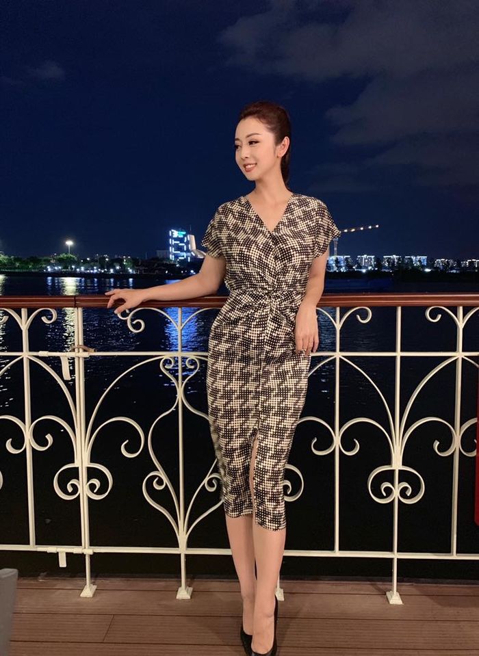 Jennifer Phạm gây sốt với thân hình chữ S sau khi sinh con lần thứ tư